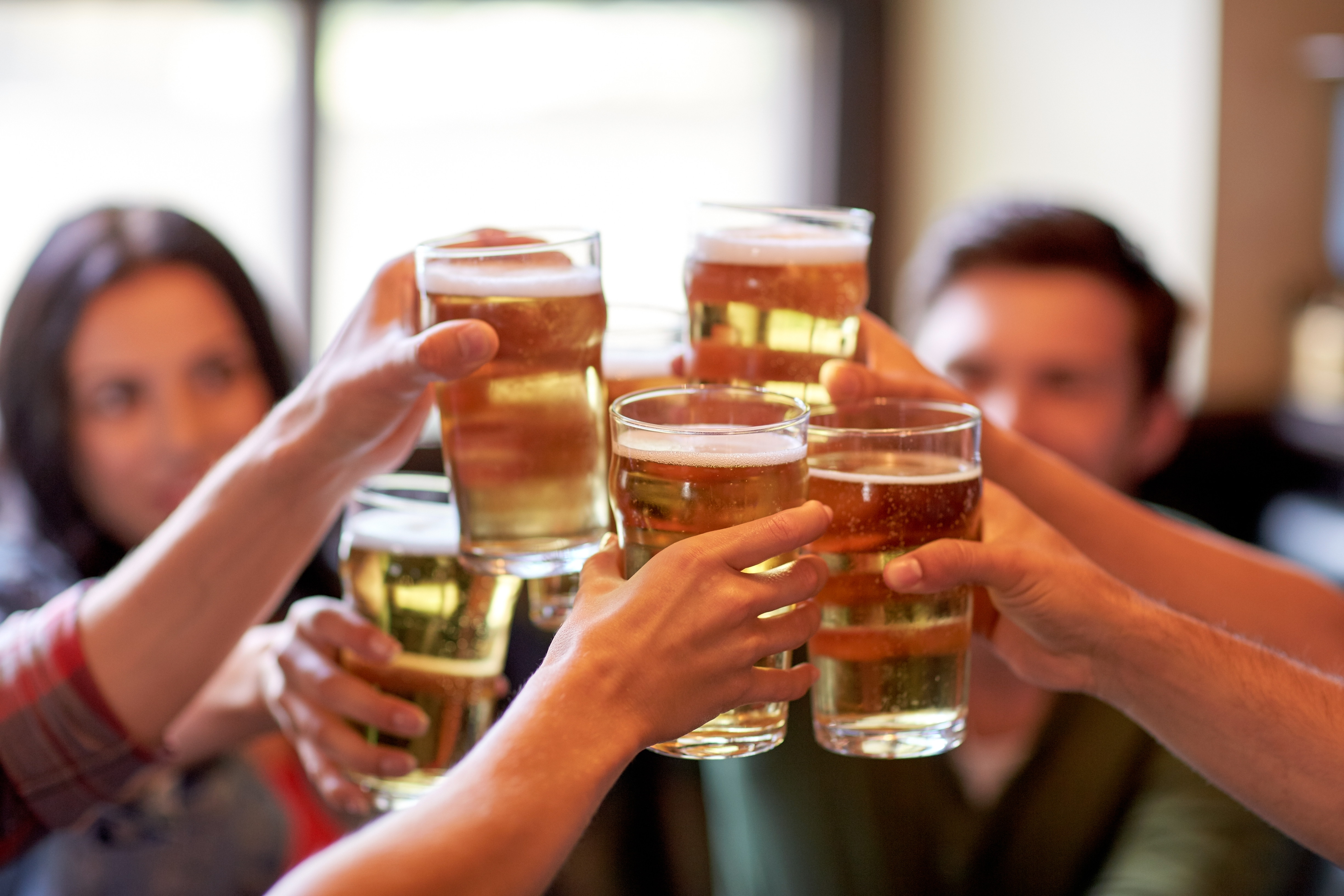 Можно пить пивные. Чокаются пивом. Пивные бокалы чокаются. Пиво для друзей.
